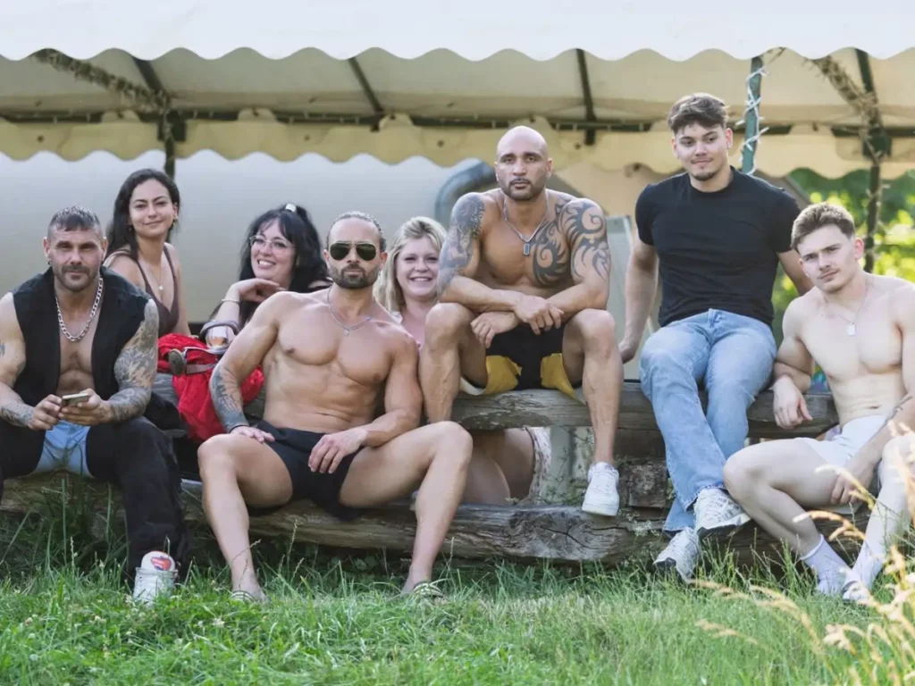 Artistes et équipe en pause pendant le shooting Golden Boys Show à Vittel