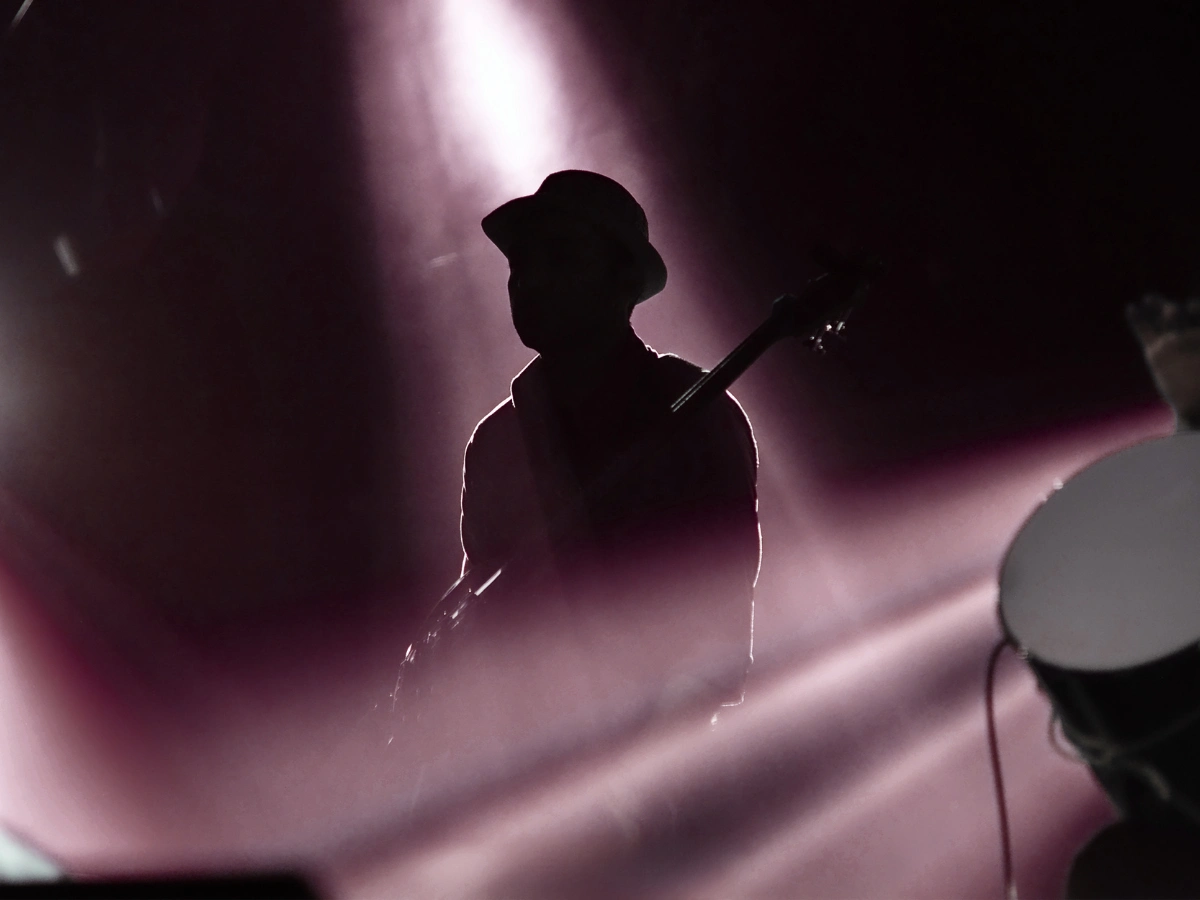Silhouette d’un guitariste sur scène pour illustrer la candidature d’artistes Golden Boys Show