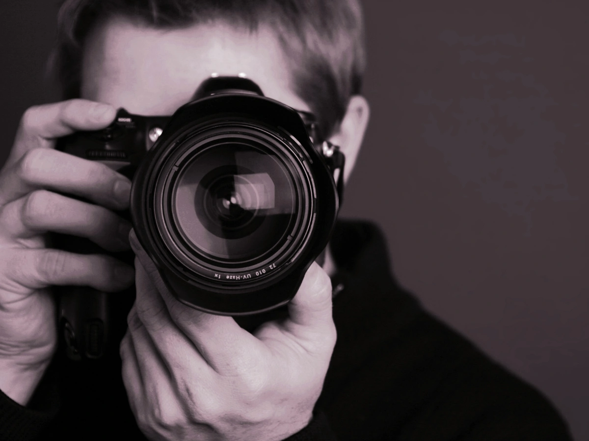 Photographe tenant un appareil photo pour collaborer avec les Golden Boys Show