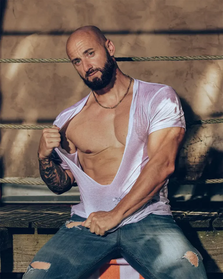 Karl, artiste et performer feu Golden Boys, déchirant son t-shirt blanc