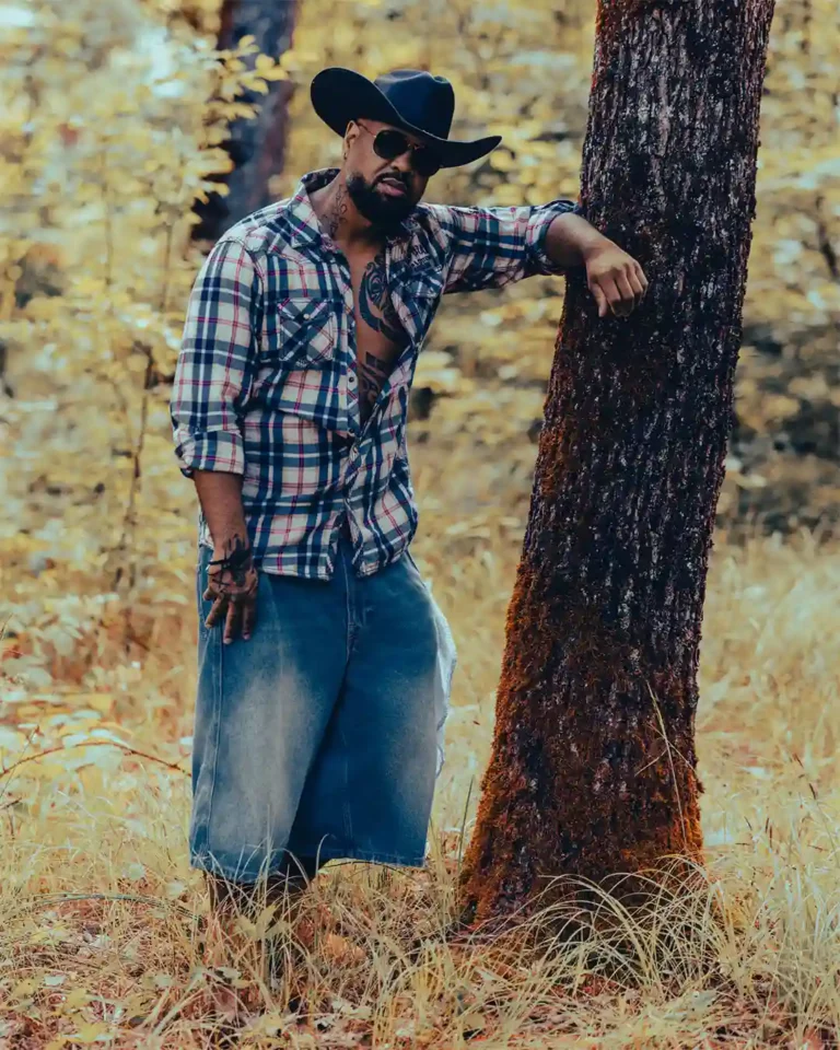 Ross, le chorégraphe de la troupe Golden Boys, en tenue de cowboy