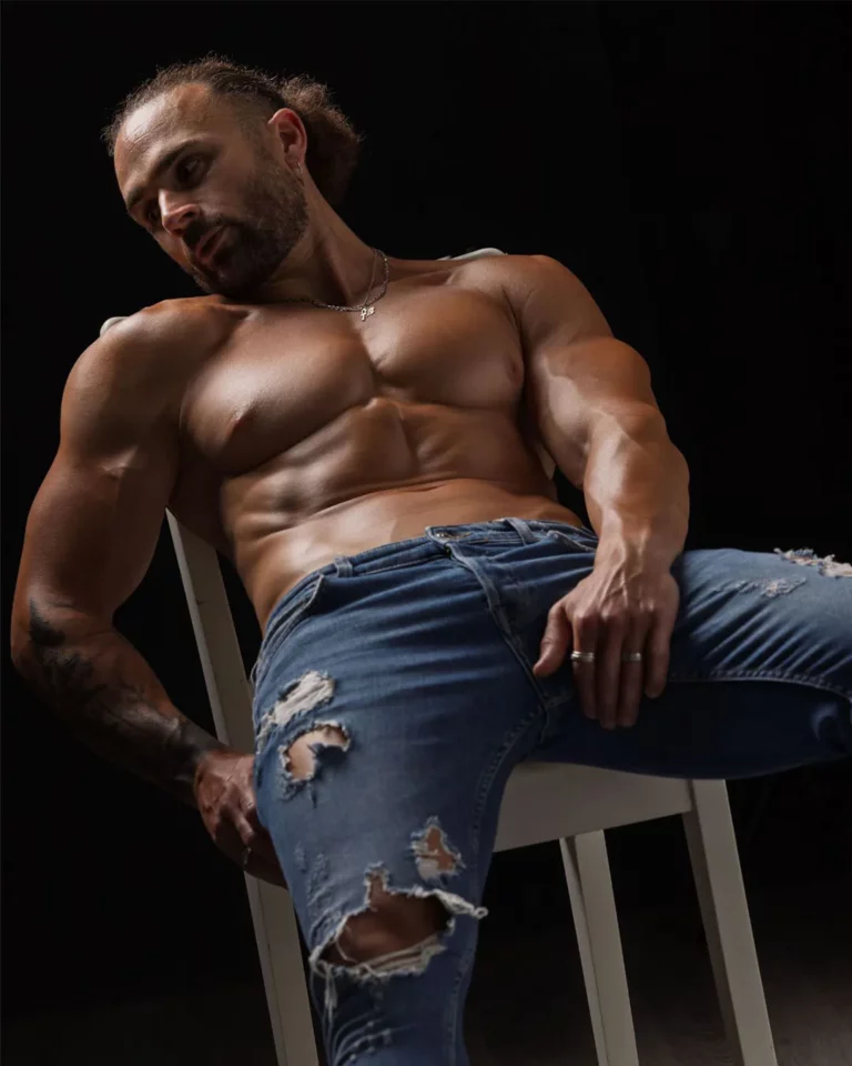 Enzo, artiste Golden Boys, assis, torse nu avec un pantalon jean