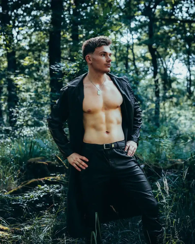 Rowan, artiste Golden Boys, en manteau ouvert dans la forêt
