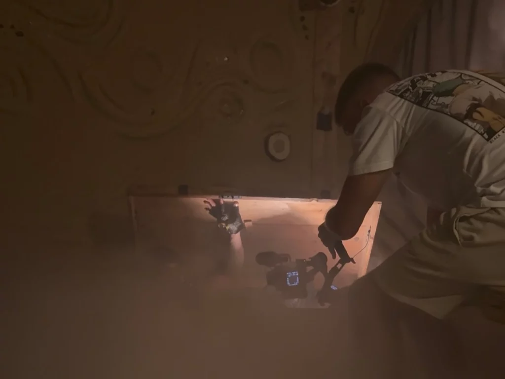 Caméraman pendant le tournage d'une scène du teaser Golden Boys Show