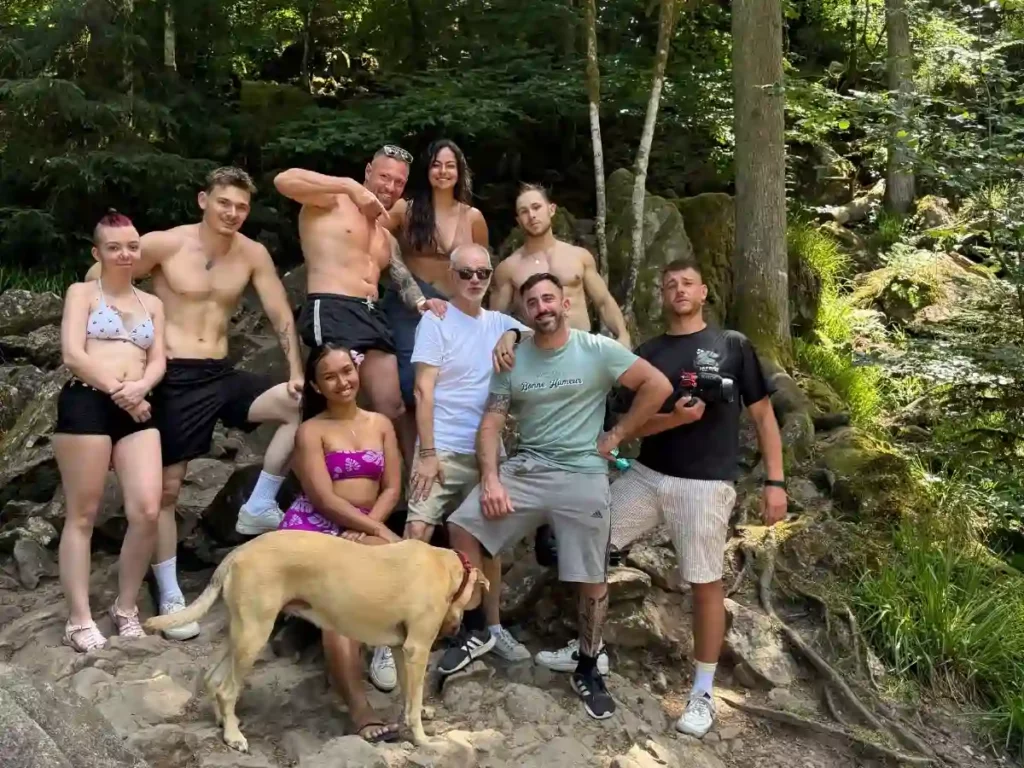 Équipe du tournage Golden Boys Show à la Petite Cascade de Tendon