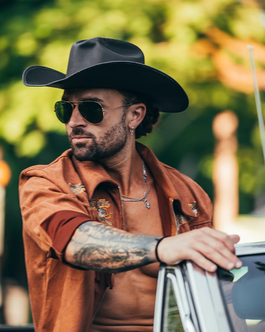 Enzo, artiste des Golden Boys, en tenue de cowboy