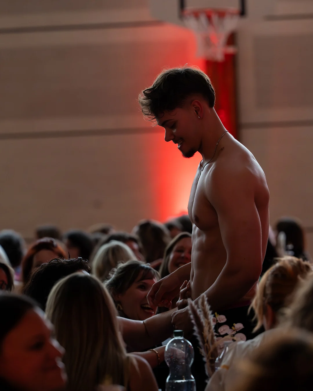 Eragon torse nu participant au concept des dollars à l’américaine de la Ladies Paradise