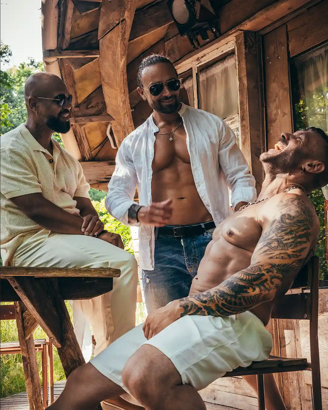 Les artistes des Golden Boys Show rient ensemble, illustrant la cohésion et l’esprit d’équipe d’une troupe de spectacle professionnelle