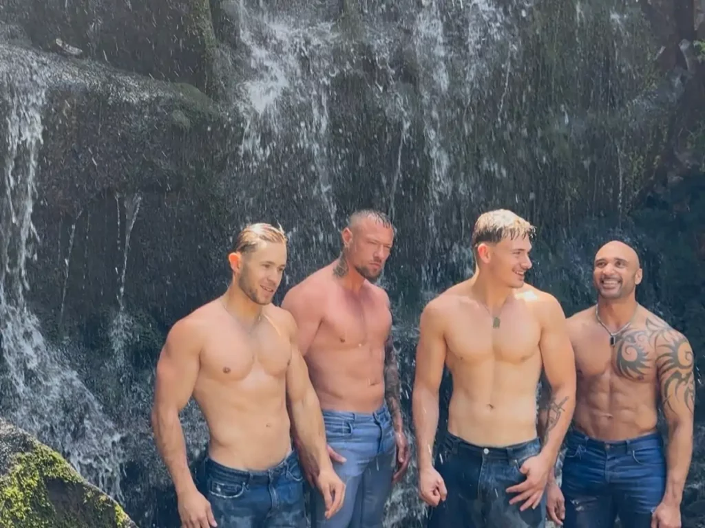 Quatre artistes du Golden Boys Show devant la Petite Cascade de Tendon