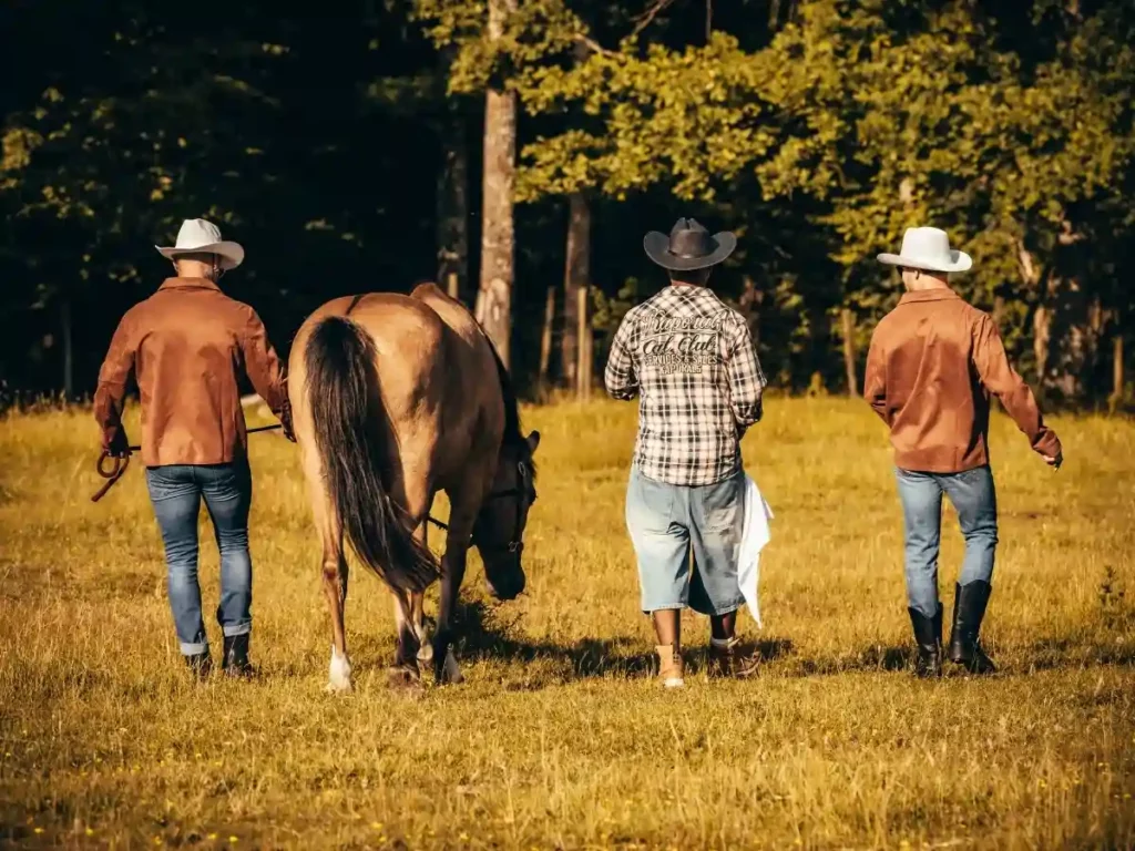 Cowboys du Golden Boys Show avec un cheval pendant le shooting à Vittel
