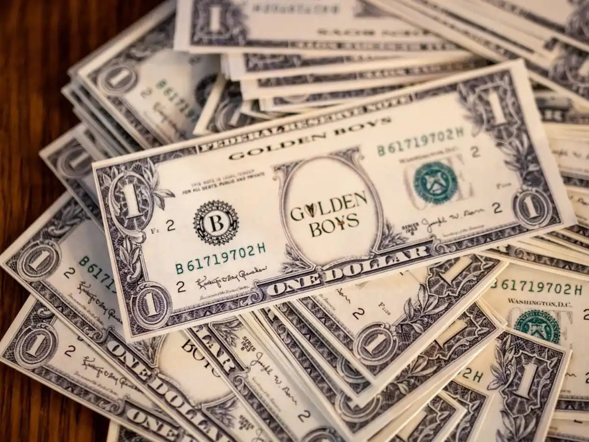 Faux dollars utilisés lors du concept du dollar à l’américaine du Golden Boys Show