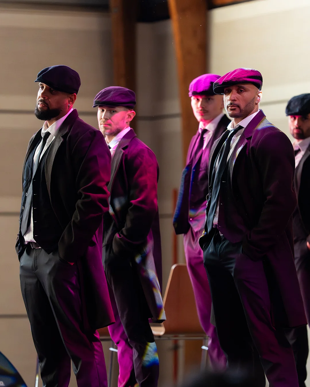 Ross, Travis, Rowan, Nelly et Enzo en tenue Peaky Blinders sur scène