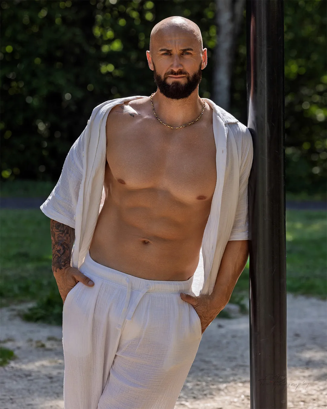 Karl des Golden Boys Show portant une chemise blanche ouverte
