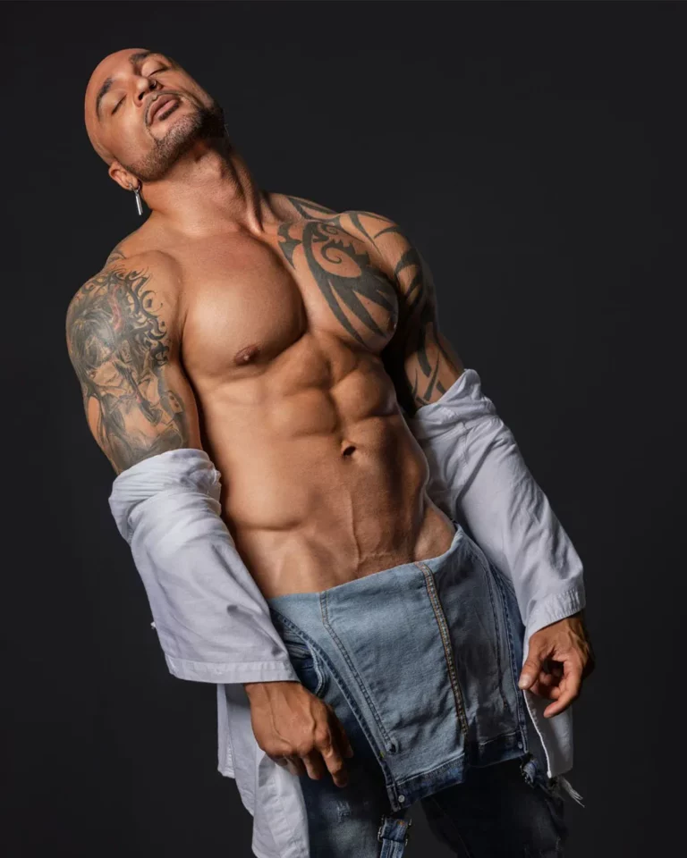 Nelly, artiste des Golden Boys, chemise ouverte et salopette descendue