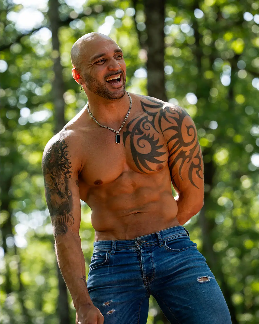 Nelly, artiste Golden Boys, rit torse nu dans la forêt