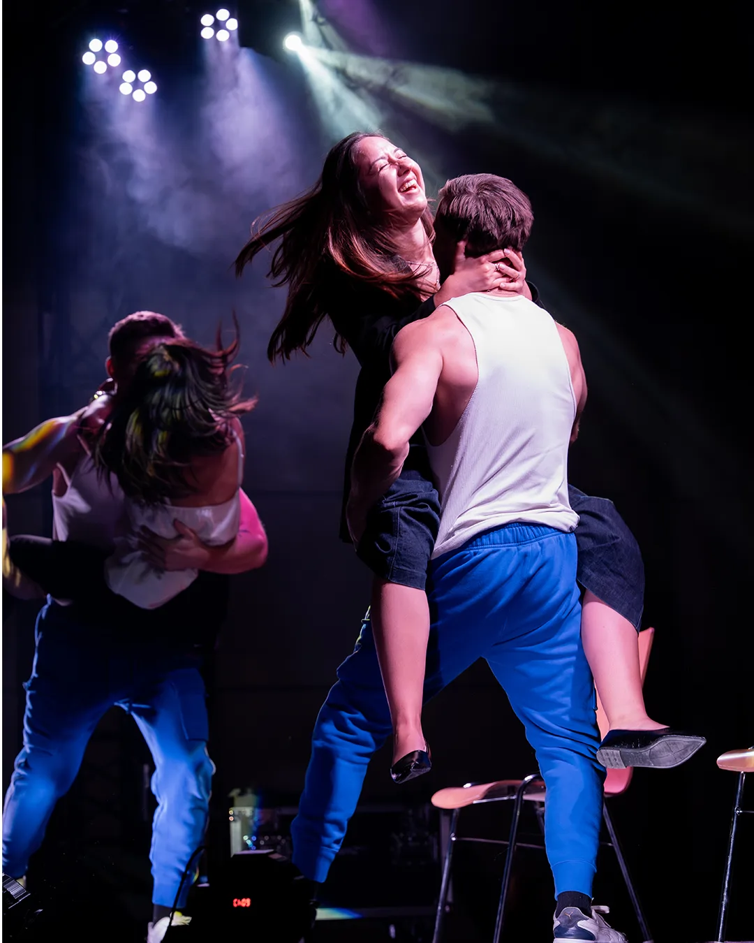 Participante éclatant de rire dans les bras de Travis lors d’une prestation Golden Boys Show