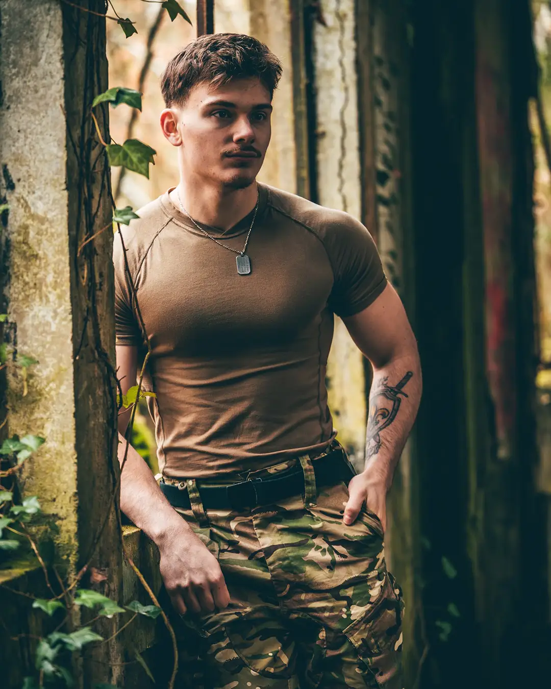 Rowan, artiste Golden Boys, en tenue militaire