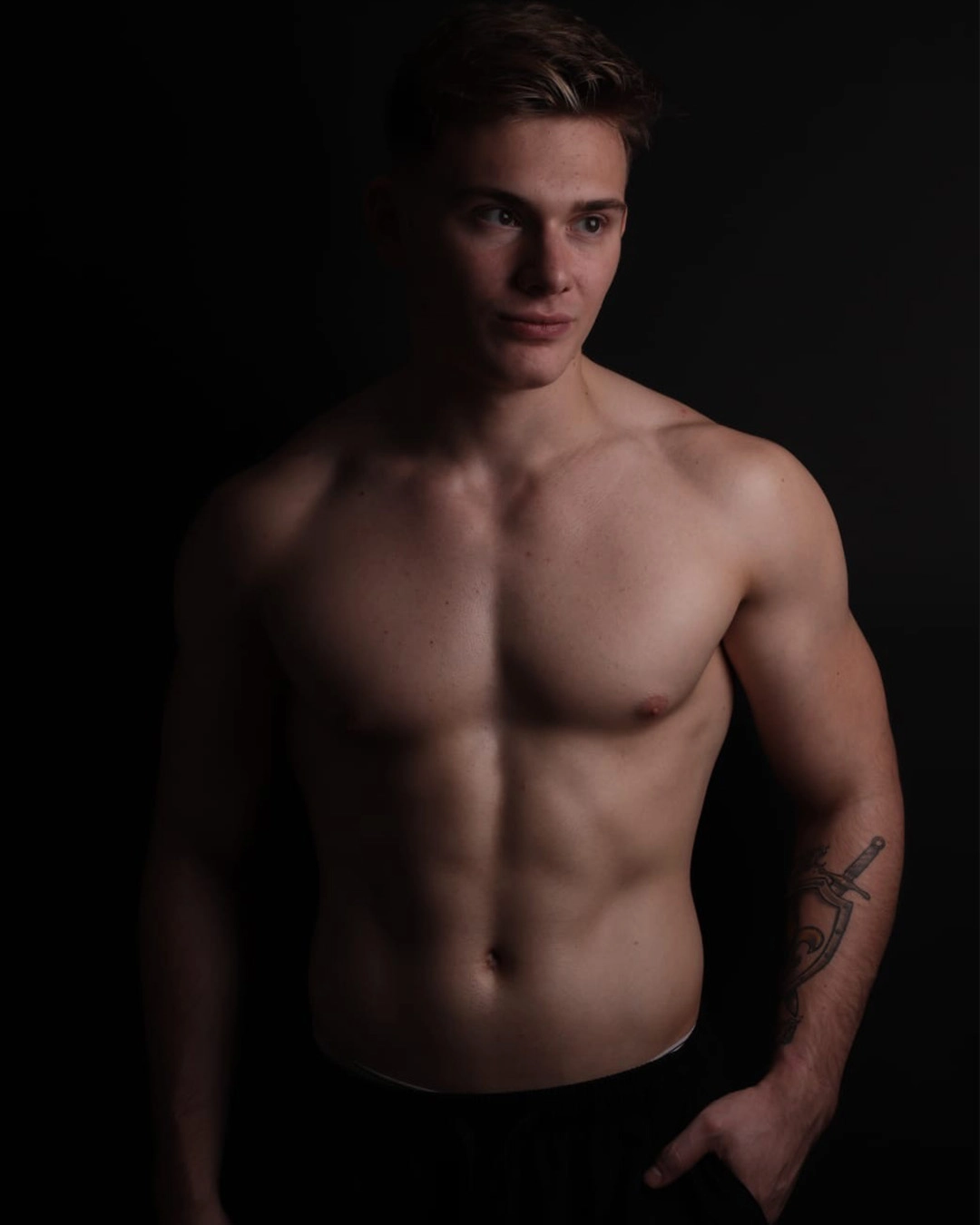 Rowan, artiste Golden Boys, torse nu effet cinéma, look de mannequin