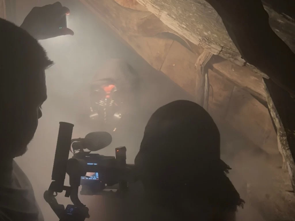 Tournage d'une scène du teaser Golden Boys Show avec caméra et effets de fumée
