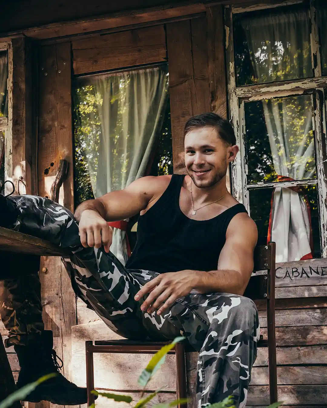 Travis, artiste des Golden Boys, souriant en tenue mitlitaire