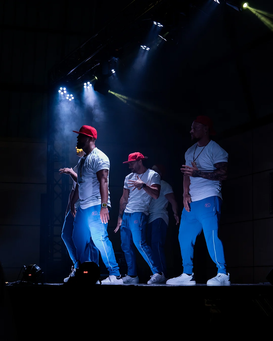 Troupe Golden Boys Show réalisant une chorégraphie hip-hop sur scène