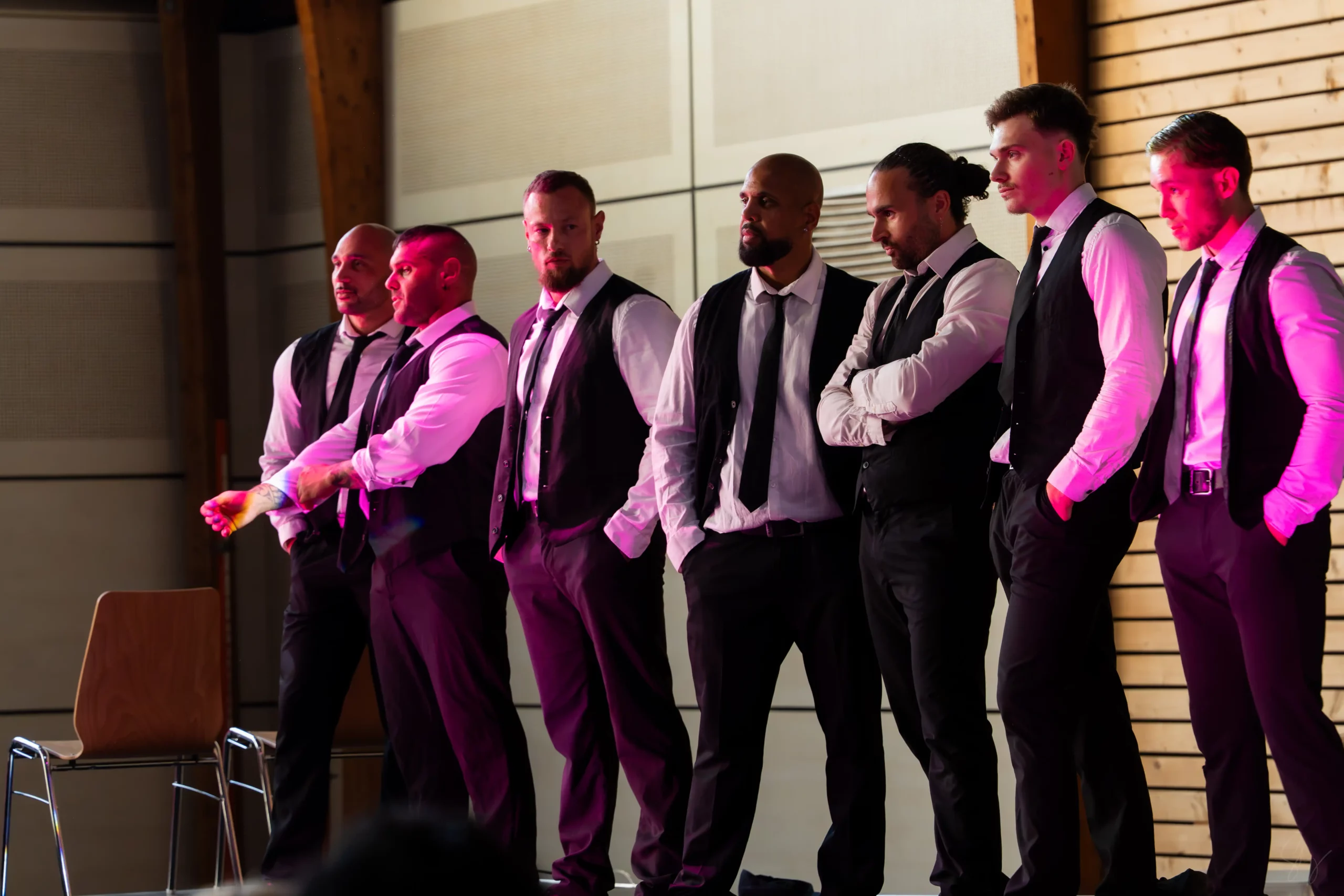 Troupe Golden Boys Show sur scène en costume
