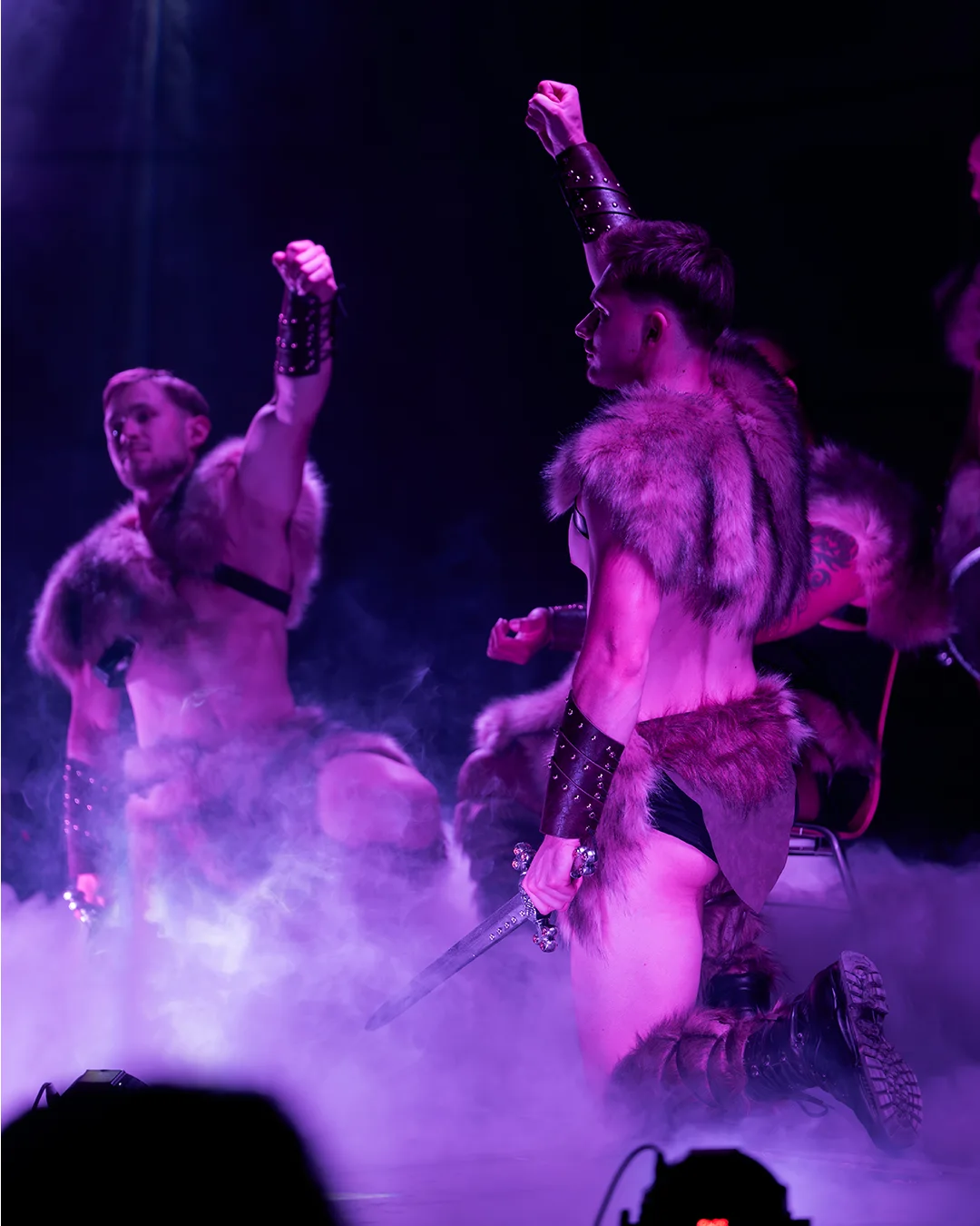 Troupe Golden Boys Show sur scène lors du tableau viking