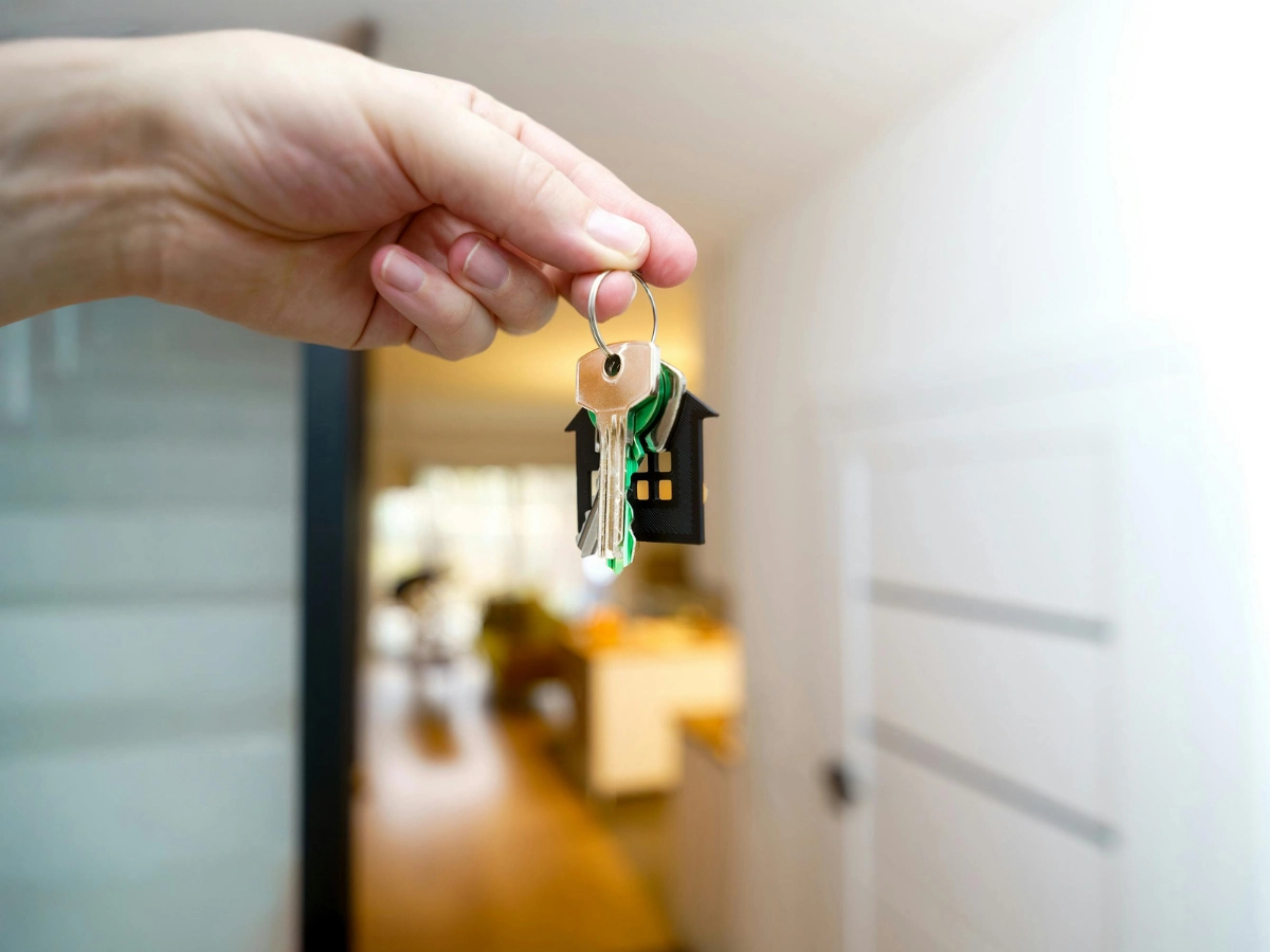 Remise de clés pour une crémaillère dans une nouvelle maison