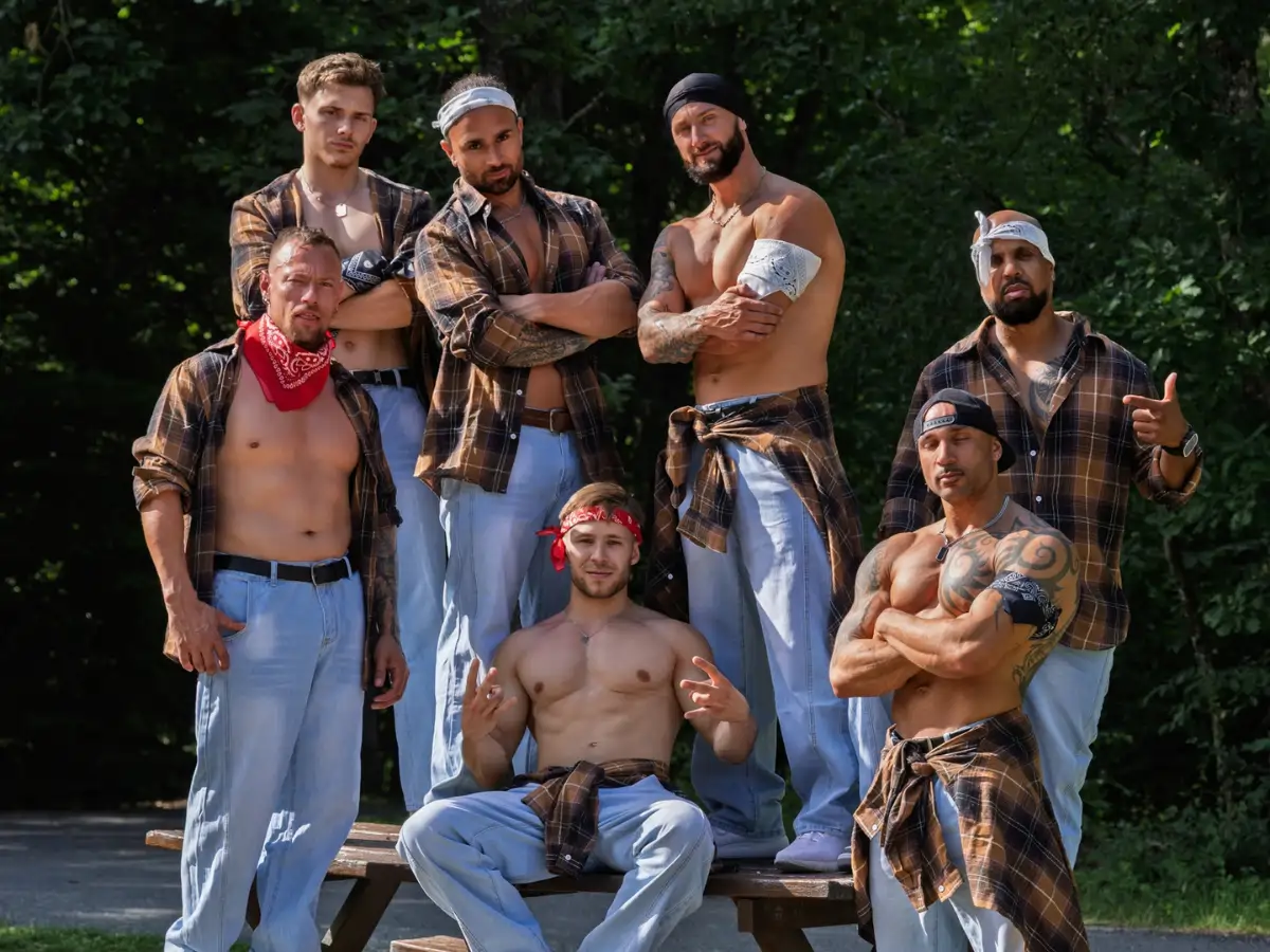 Troupe Golden Boys en tenue hip-hop pour un spectacle masculin