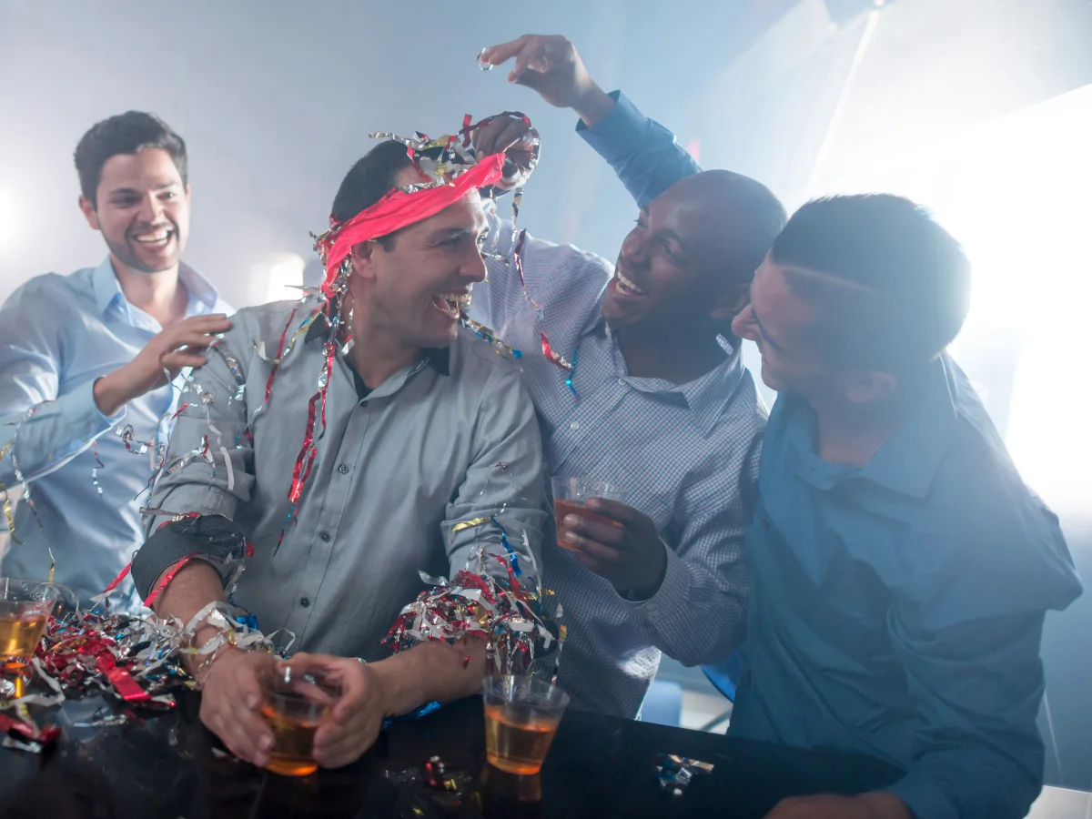 Groupe d'hommes faisant la fête ensemble dans une ambiance conviviale